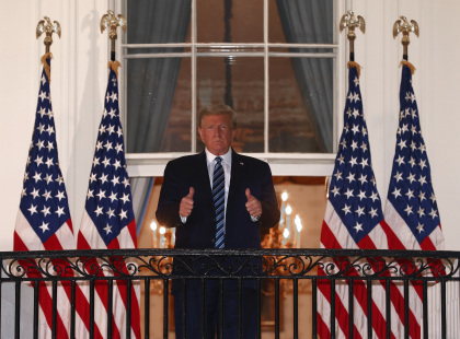 WASHINGTON, DC - OCTOBER 05:  U.S. President Donald Trump gives a thumbs up after returning to the White House from Walter Reed National Military Medical Center on October 05, 2020 in Washington, DC. Trump returned to the White House three days after being hospitalized for coronavirus. (Photo by Win McNamee/Getty Images)