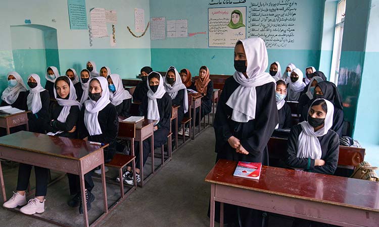 Taliban+begins+closing+schools+for+girls